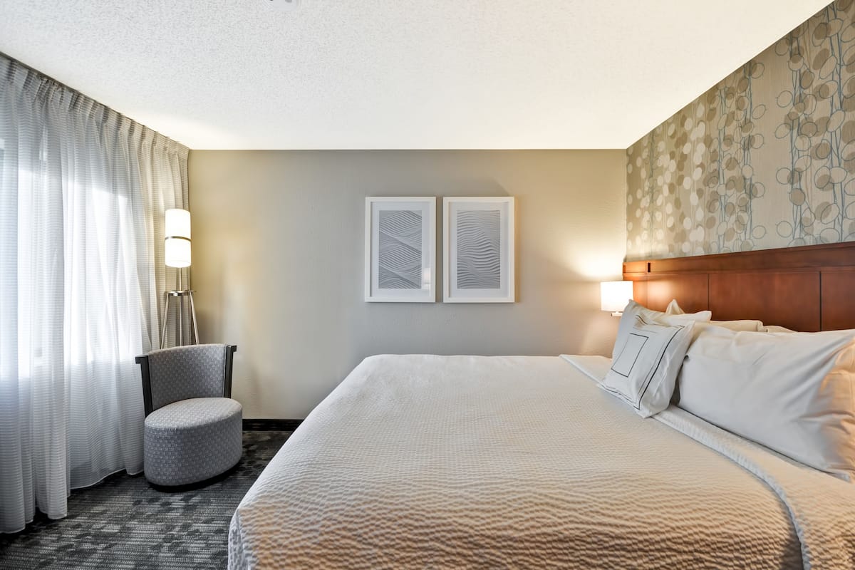Executive-Suite, 1 Schlafzimmer, Eckzimmer | Schreibtisch, Verdunkelungsvorhänge, Bügeleisen/Bügelbrett