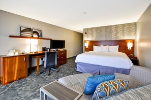 Desk, blackout curtains, iron/ironing board, free cots/infant beds - Courtyard by Marriott Jacksonville Airport (Jacksonville)