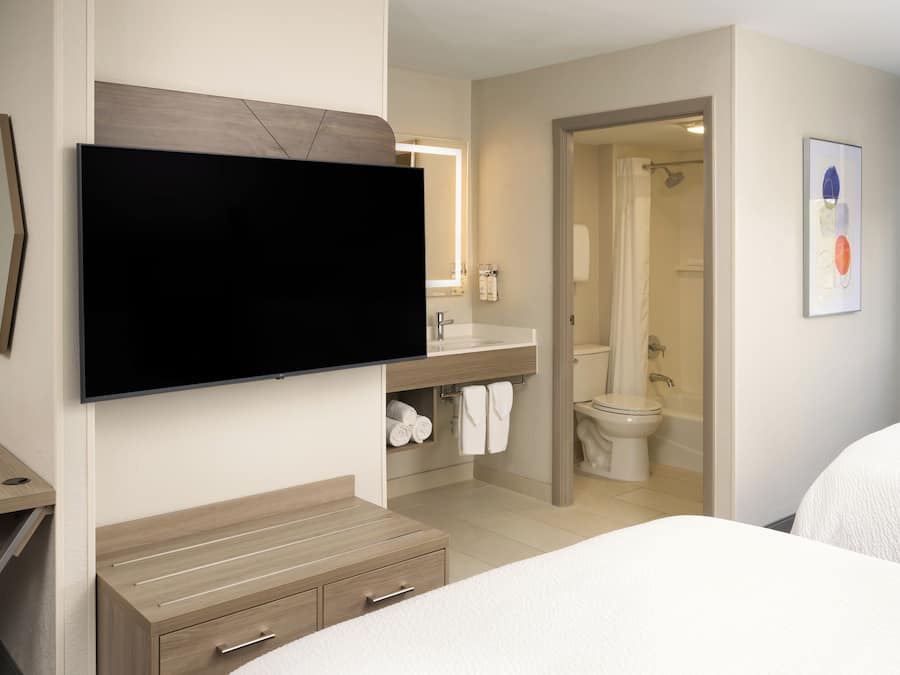 Ylelliset vuodevaatteet, tallelokero huoneessa, työpöytä, pimennysverhot