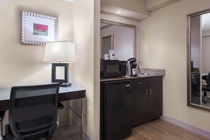 Premium bedding, in-room safe, desk, blackout drapes - Holiday Inn Express & Suites Kendall East Miami by IHG (Miami)