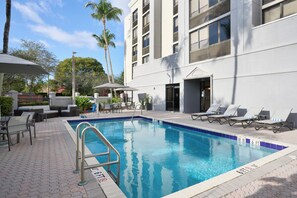 Outdoor pool - Holiday Inn Express & Suites Kendall East Miami by IHG (Miami)