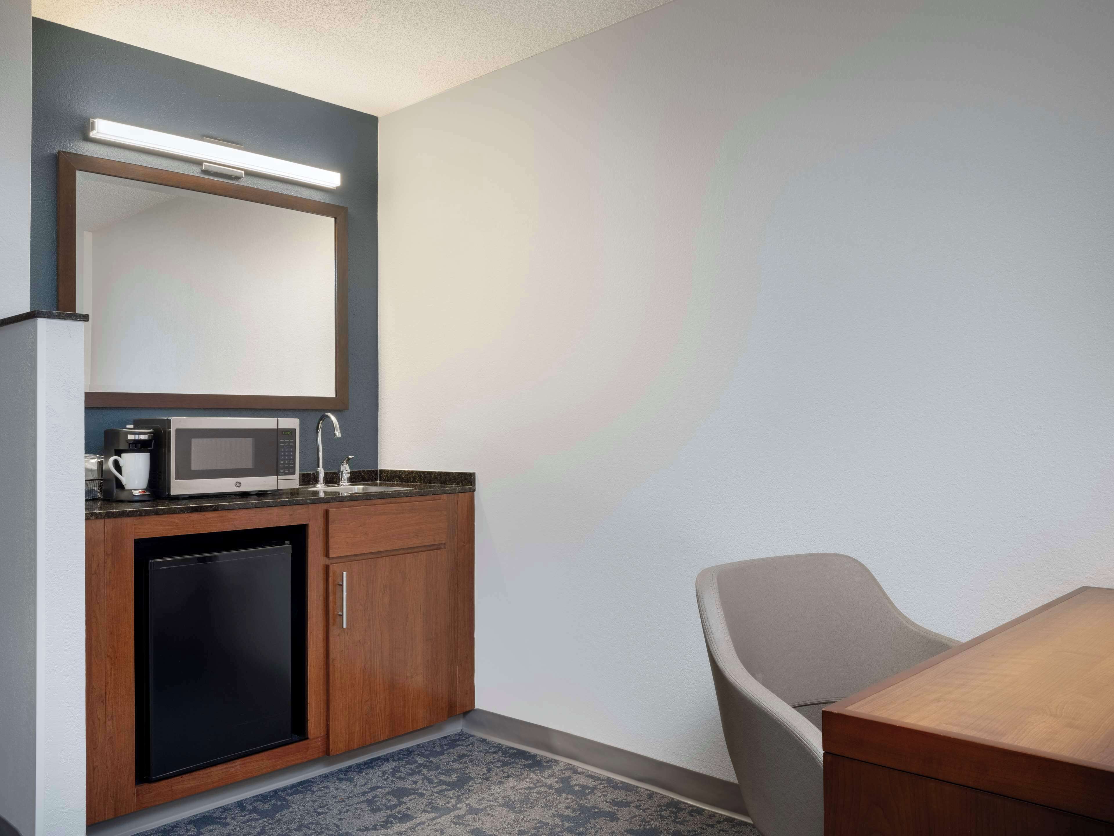 fridge, coffee/tea maker