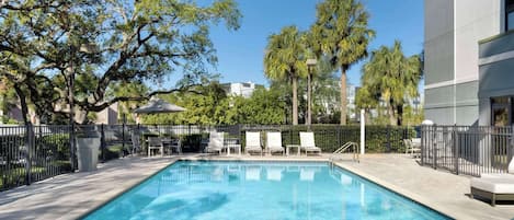 Piscina externa, espreguiçadeiras