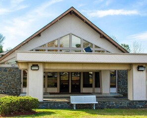 Exterior - Econo Lodge Inn & Suites Colonie Center Mall (Albany)