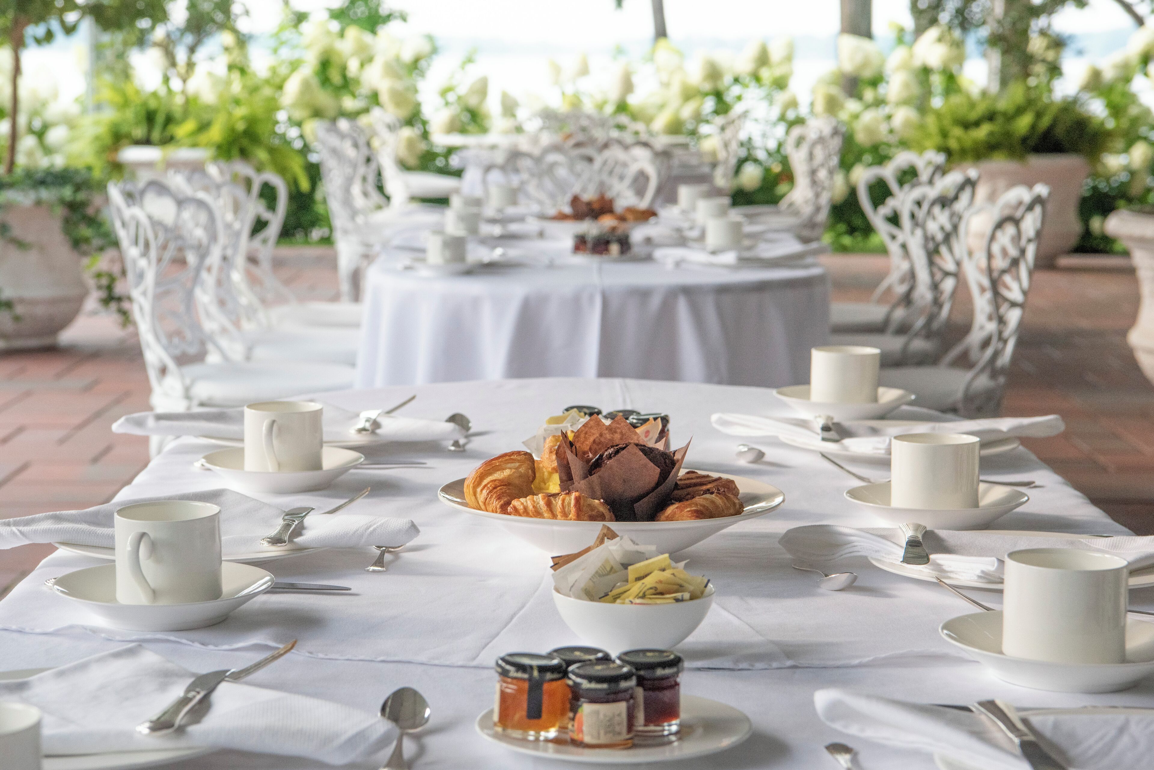 Frokost, lunsj og middag serveres, italienske retter, utsikt mot hagen 