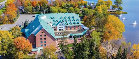 Vista frontal de la propiedad