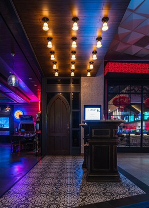 6 か所のレストラン、朝食、ランチ、ディナーに営業 (アメリカ料理)