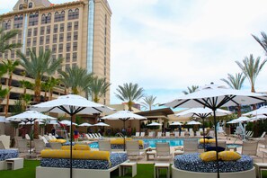 Seasonal outdoor pool, pool cabanas (surcharge), pool loungers