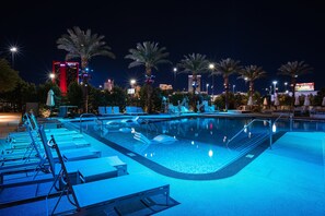Seasonal outdoor pool, pool cabanas (surcharge), pool loungers - Palace Station Hotel and Casino (Las Vegas)