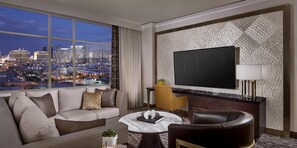 Premium bedding, pillow-top beds, in-room safe, desk - Palace Station Hotel and Casino (Las Vegas)