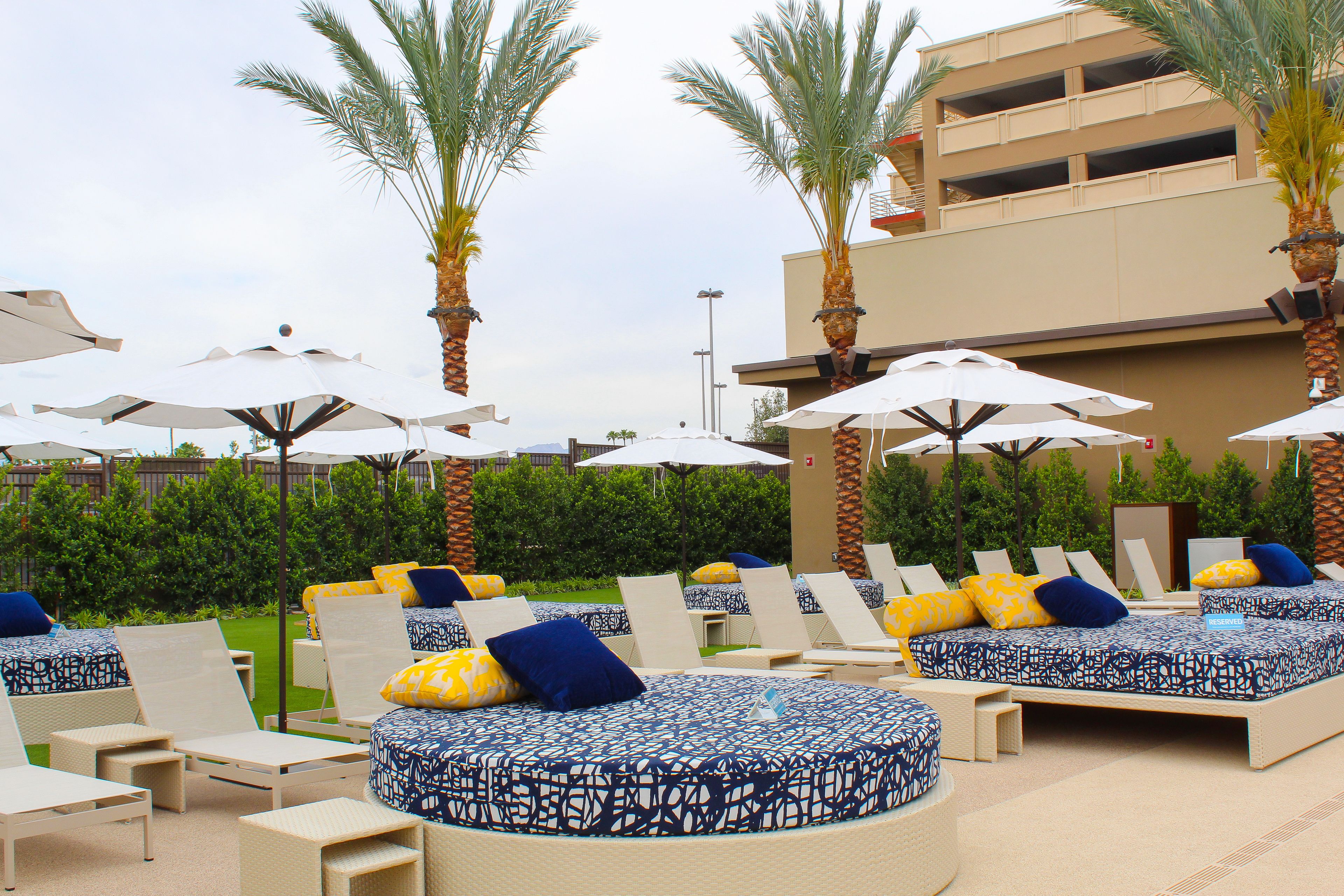 En säsongsöppen utomhuspool, cabanor (tilläggsavgift) och solstolar