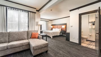 Suite Prestigio, 1 cama King size | Escritorio, espacio para trabajar con laptop y cortinas blackout