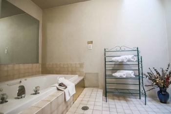 Luxury Suite, Jacuzzi | Jetted tub at Sunrise Inn Hotel