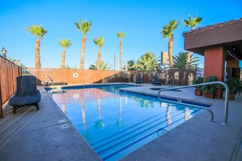 Pool (outdoor) at Sunrise Inn Hotel