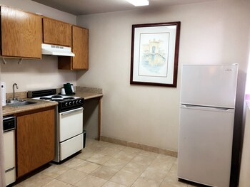 Luxury Single Room, Kitchenette | Private kitchenette at Sunrise Inn Hotel