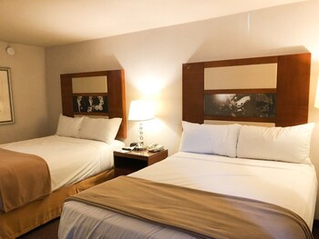 Desk, iron/ironing board, free WiFi, bed sheets at Sunrise Inn Hotel