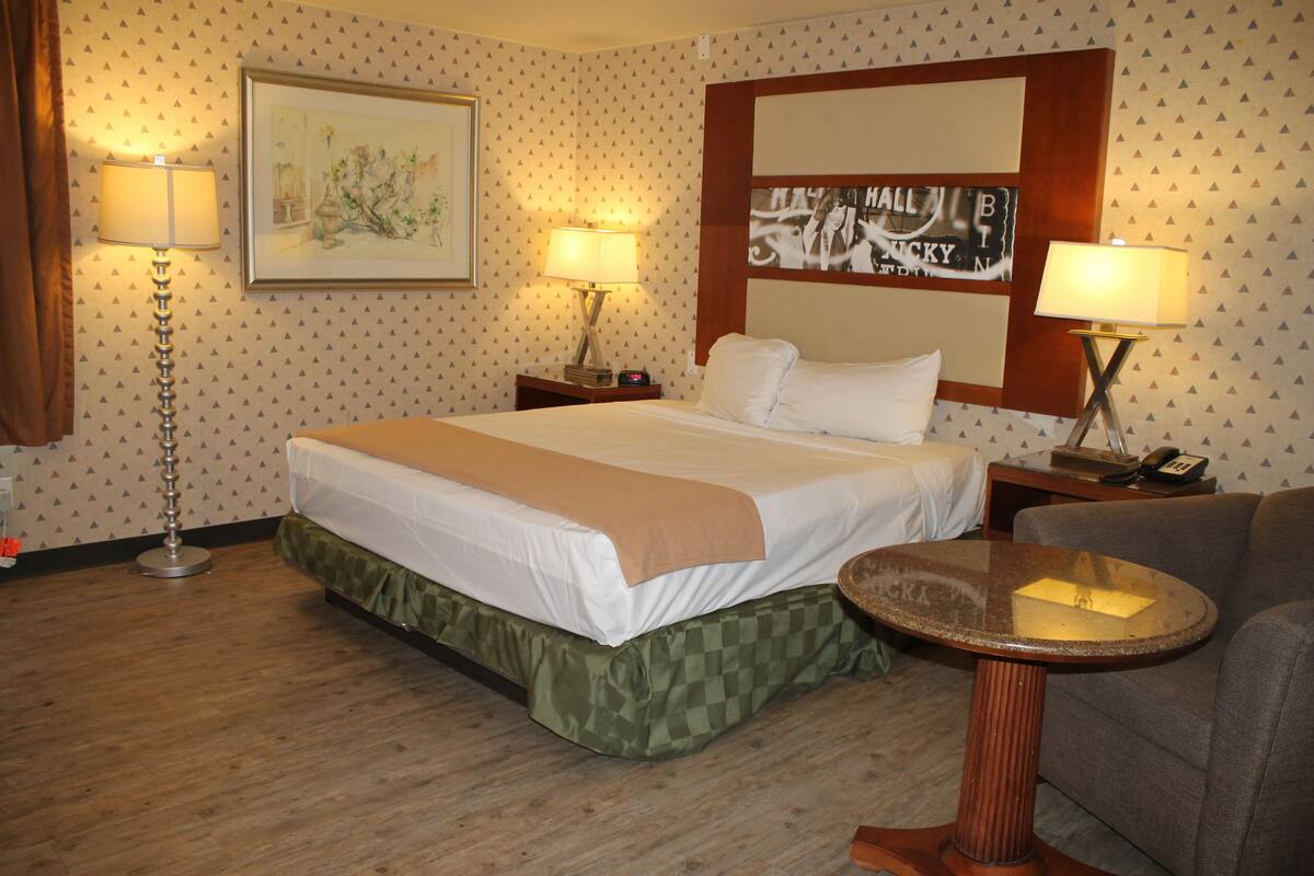 Desk, iron/ironing board, WiFi (free), bed sheets