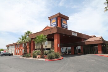 Hotel exterior and entrance at Sunrise Inn Hotel