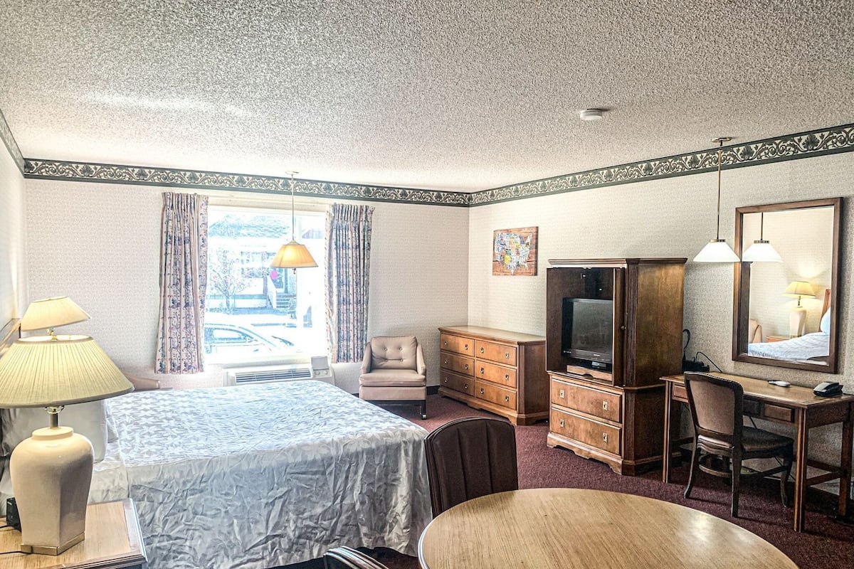 Desk, iron/ironing board, free WiFi, bed sheets