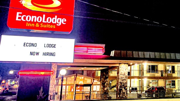 A hotel sign with "Econo Lodge Inn & Suites" and a "NOW HIRING" sign below it. - Econo Lodge Inn & Suites Winnemucca (Winnemucca)