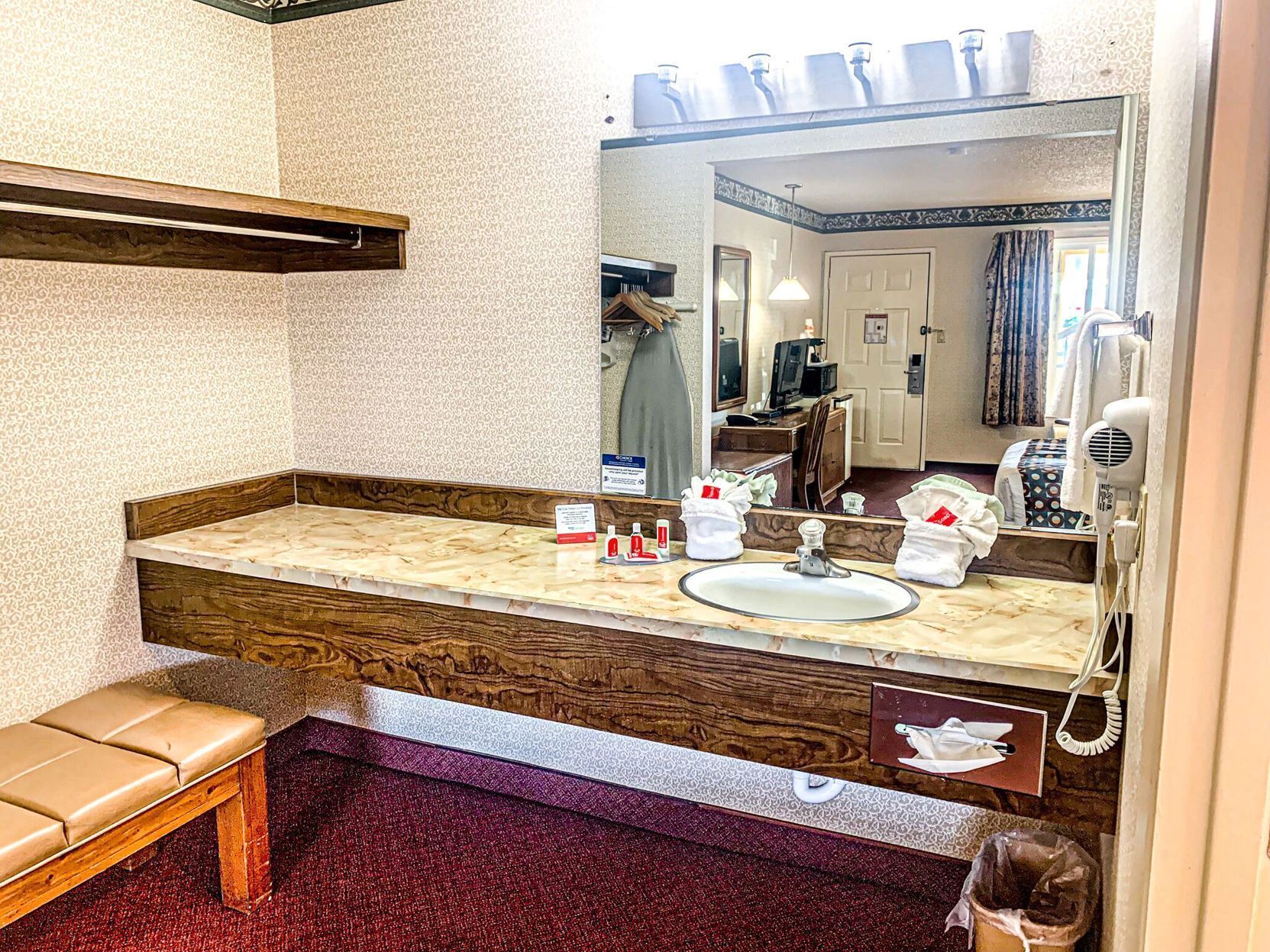 Bathroom | Combined shower/tub, free toiletries, hair dryer, towels