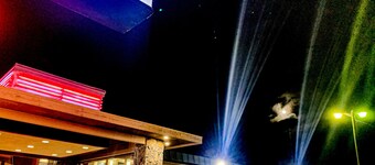 Econo Lodge Inn & Suites