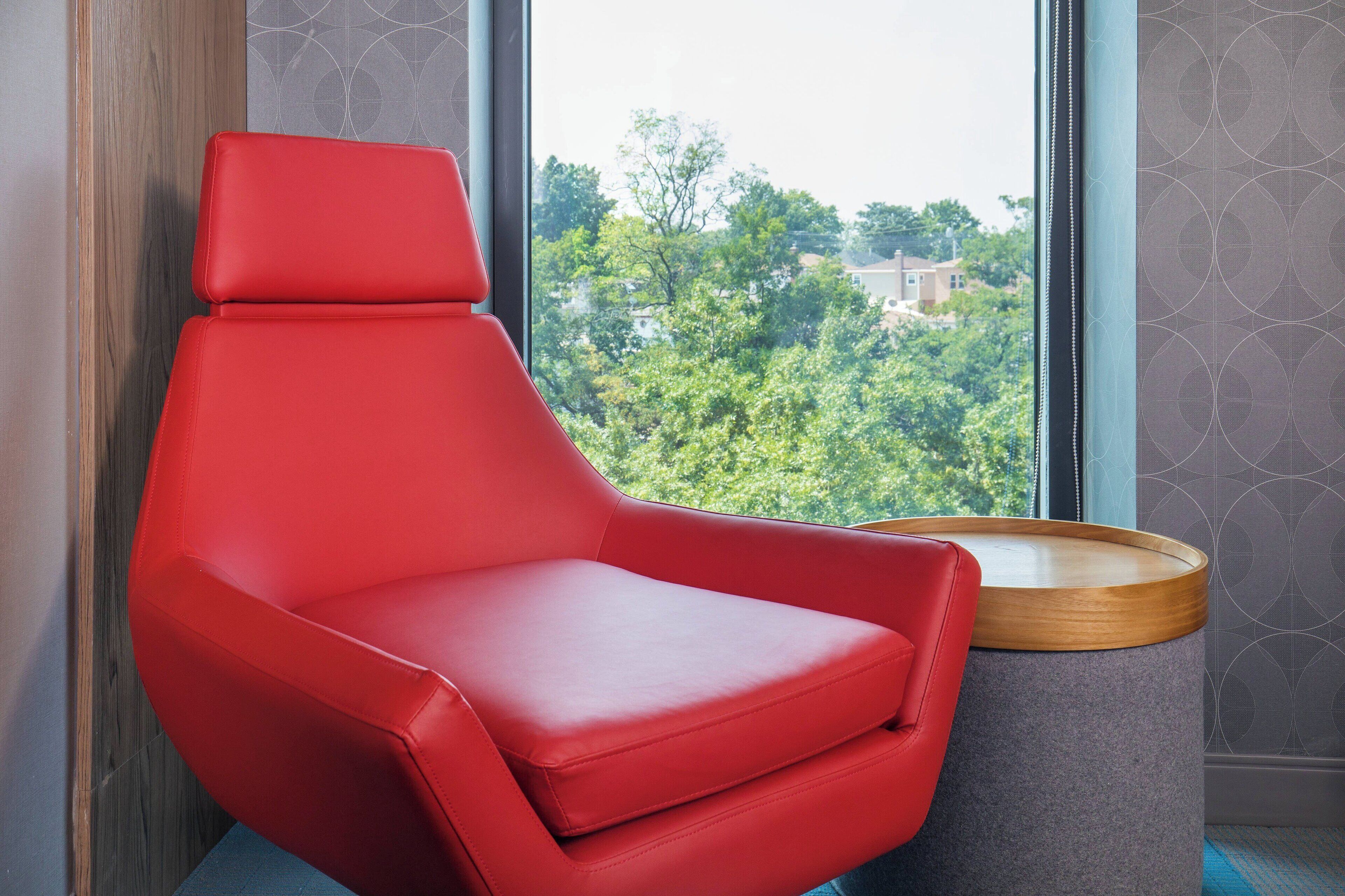 Sengetøy av topp kvalitet, senger med overmadrass og safe på rommet