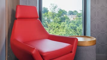 Sengetøy av topp kvalitet, senger med overmadrass og safe på rommet