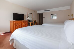 Habitación clásica, 2 camas de matrimonio | Escritorio, cortinas opacas, tabla de planchar con plancha