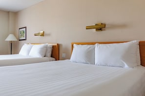 Chambre classique, 2 lits doubles | Bureau, rideaux d’obscurcissement, fer et planche à repasser