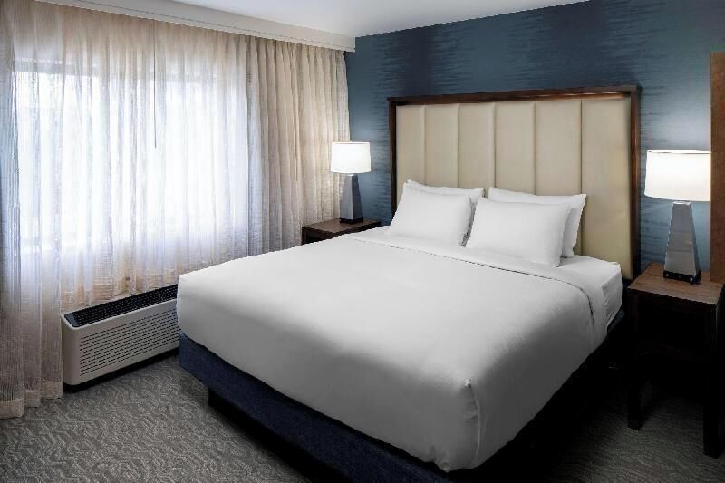 Ropa de cama de alta calidad, camas con pillow-top y escritorio 