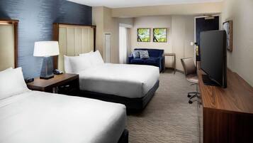 Habitación (Roll-In Shower) | Ropa de cama de alta calidad, camas con pillow-top y escritorio