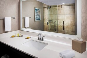 Duschwanne, Hydromassagedusche, kostenlose Toilettenartikel, Handtücher