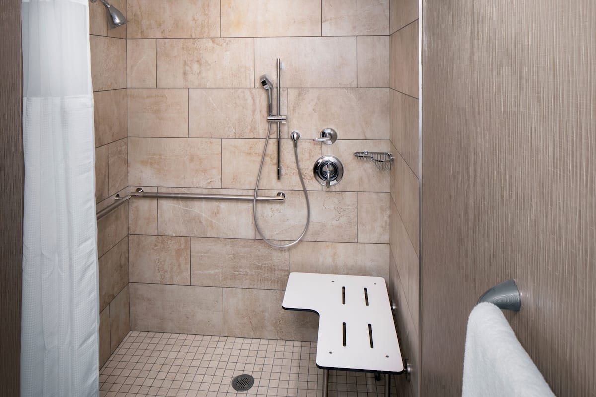 combined shower/bathtub, hydromassage showerhead, free toiletries