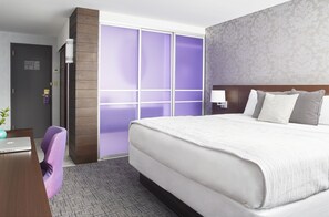 In-room safe, desk, iron/ironing board, free WiFi - Royal Regency Hotel (Yonkers)