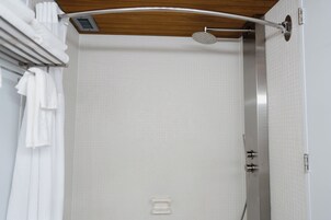 Bañera con ducha, secador de pelo, toallas