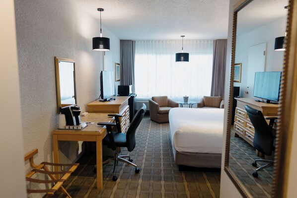 Business Room, 1 King Bed | Premium bedding, pillowtop beds, individually decorated