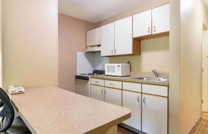 Chambre Simple Standard | Cuisine privée | Réfrigérateur, micro-ondes, four, plaque de cuisson
