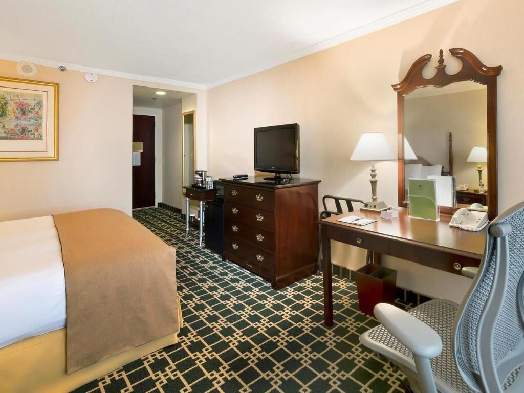 Premium bedding, in-room safe, desk, laptop workspace