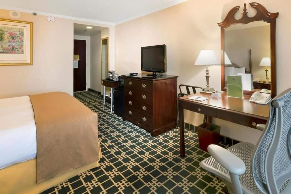 Premium bedding, in-room safe, desk, laptop workspace