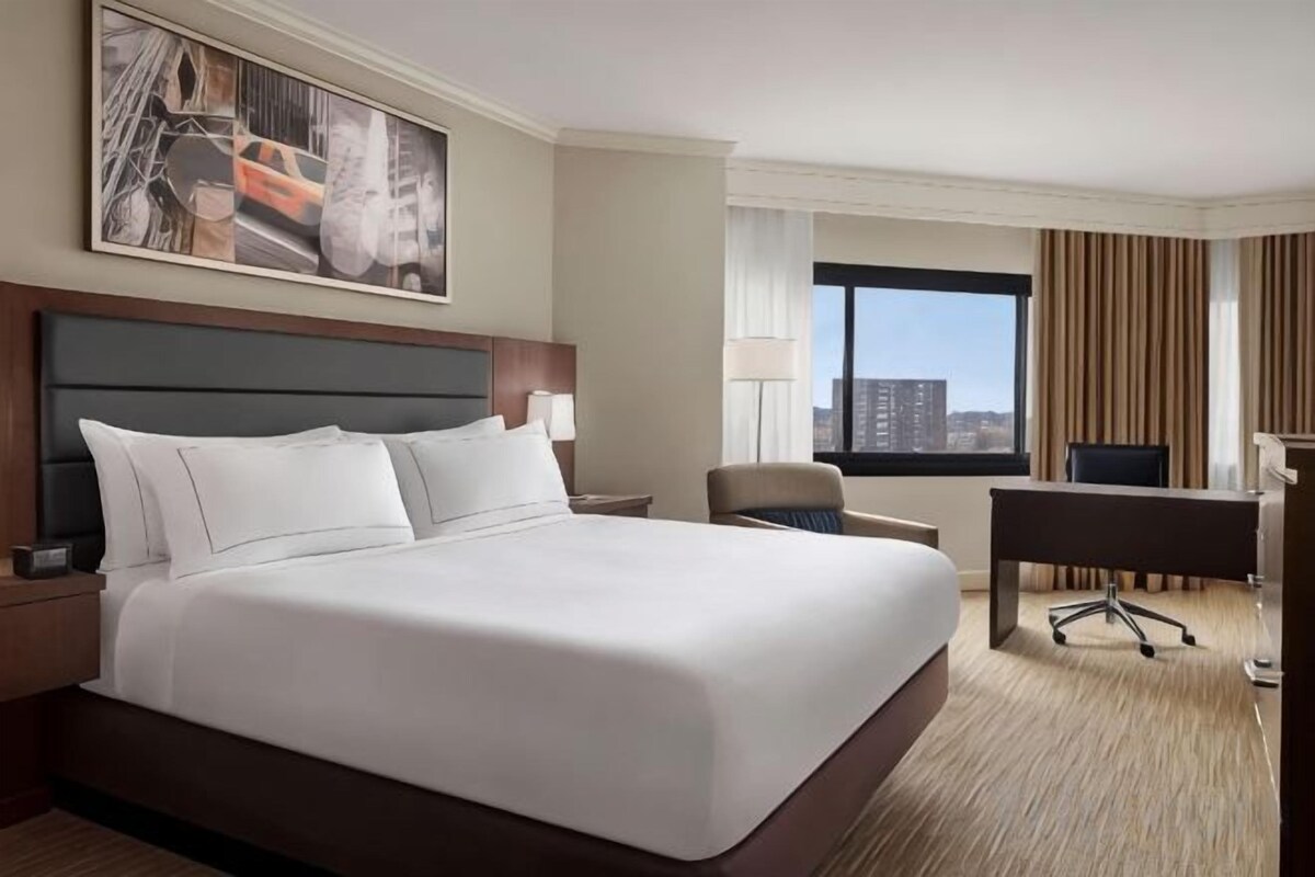 Premium bedding, in-room safe, desk, laptop workspace