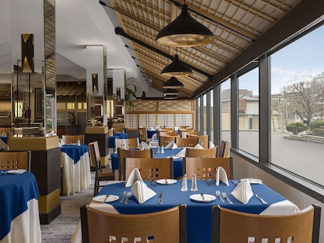 Se sirven desayunos y cenas; cocina italiana; con vista al jardín