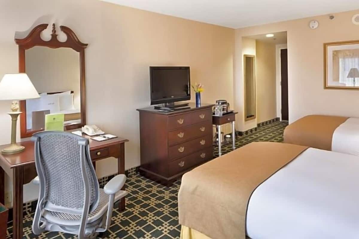 Premium bedding, in-room safe, desk, laptop workspace