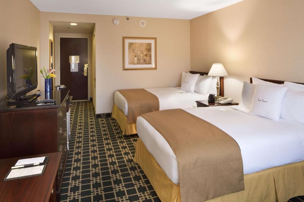 Premium bedding, in-room safe, desk, laptop workspace