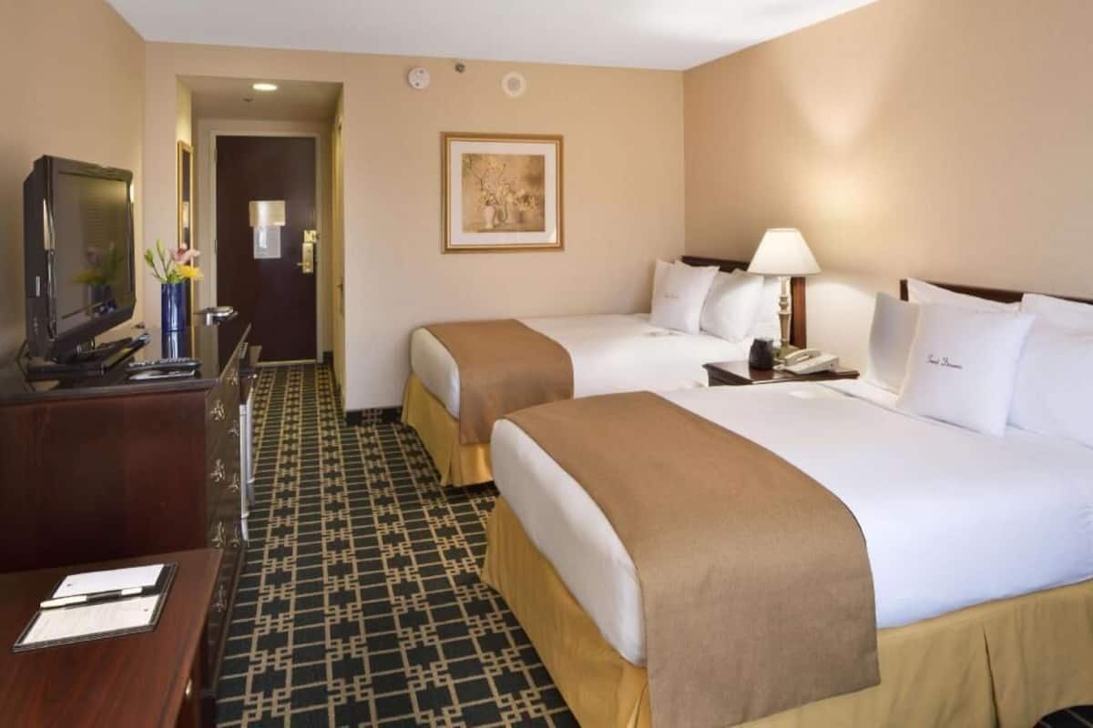 Premium bedding, in-room safe, desk, laptop workspace