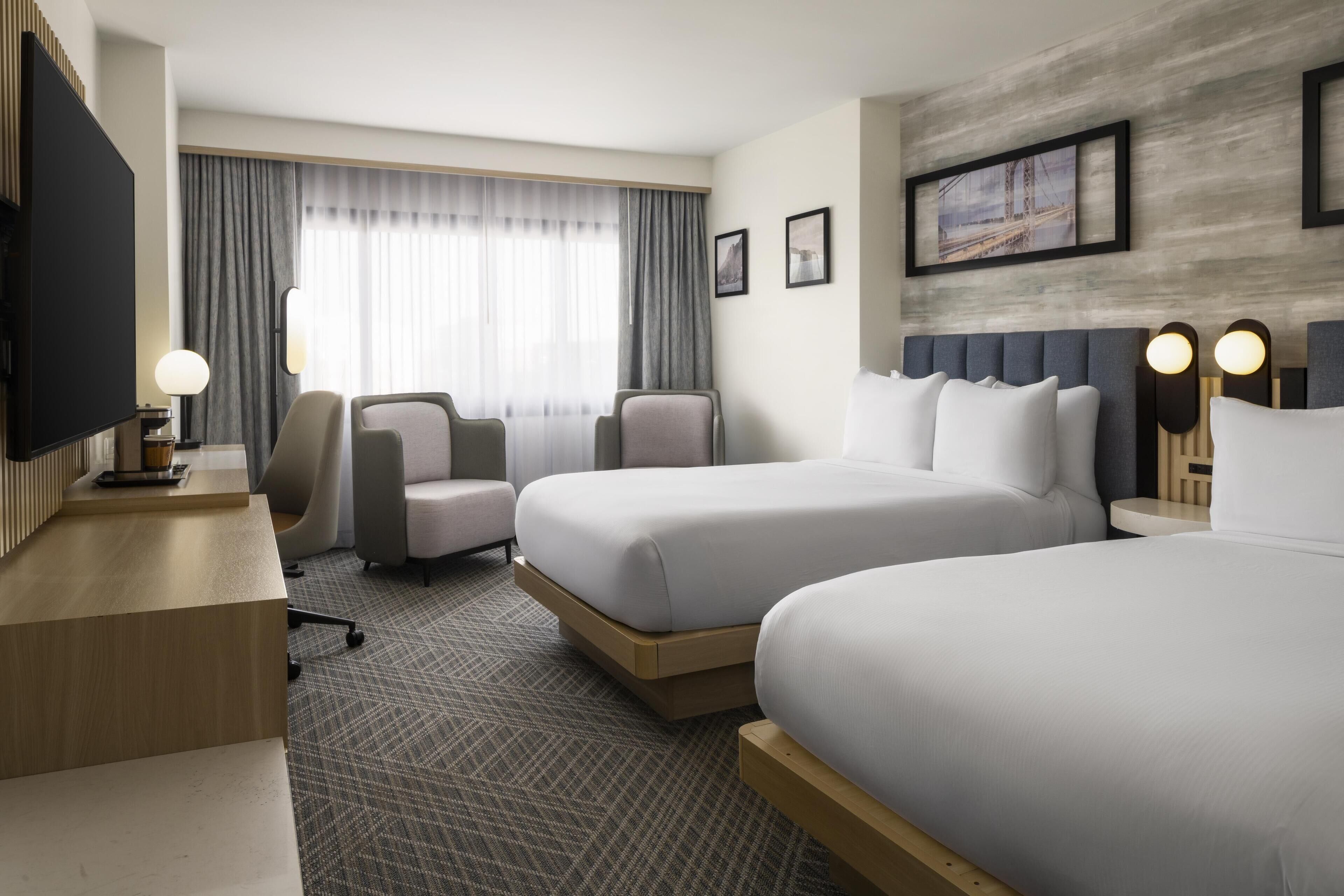 เครื่องนอนระดับพรีเมียม, ตู้นิรภัยในห้องพัก, โต๊ะทำงาน