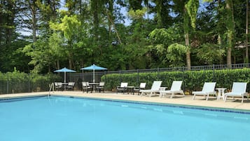 Una piscina al aire libre de temporada