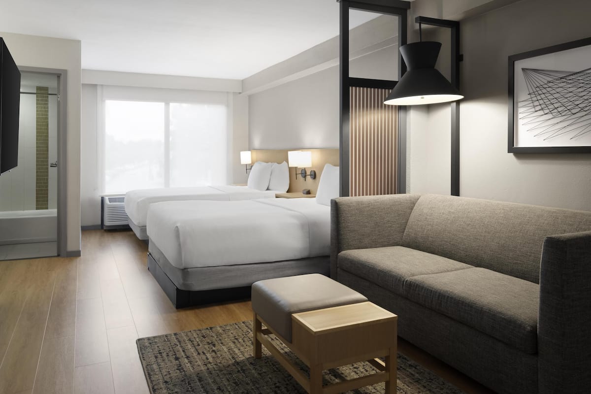 Hochwertige Bettwaren, Schreibtisch, Verdunkelungsvorhänge