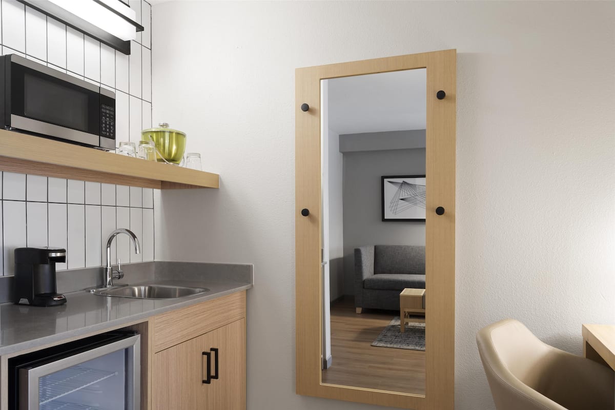 Biancheria da letto di alta qualità, una scrivania, tende oscuranti