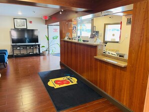 Lobby - Super 8 by Wyndham Gloucester (Gloucester City)